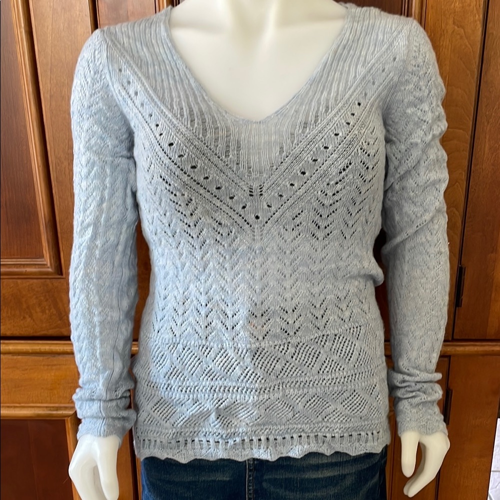 Banana Republic light Blue V-Neck Sweater. 100% merino fine wool
